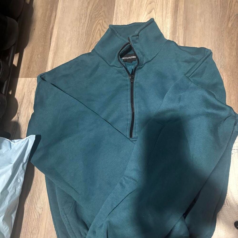Prettylittlething Women's Green and Blue Sweatshirt